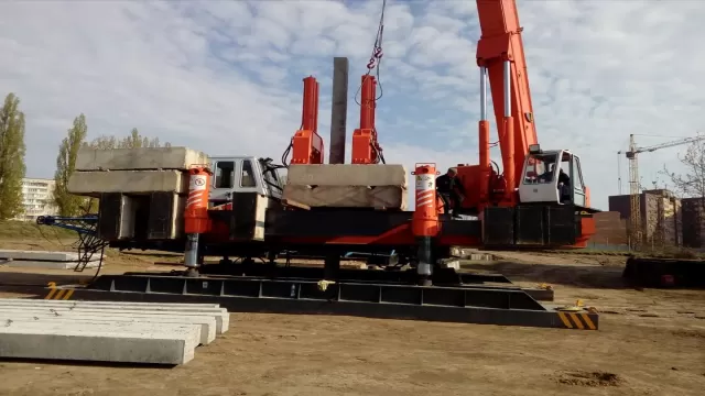 Влаштування паль вдавлюючим пристроєм ZYC 200B-B-1